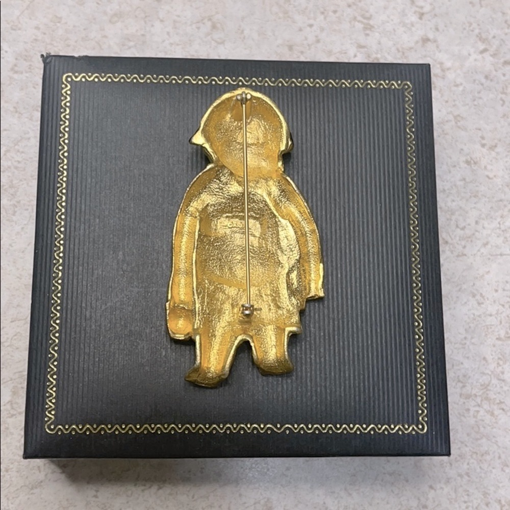 VINTAGE AJC FIGURAL”BEACH TOURIST” GOLD TONE BROOCH - Picture 6 of 8